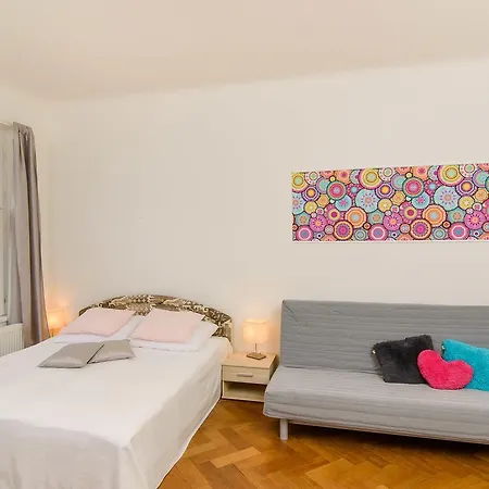 Apartment Karlin With Balcony Prag